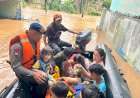 Tim-SAR-Korbrimob-Polri-Gerak-Cepat-Evakuasi-Korban-Banjir-di-Jakarta-Timur