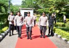 Wakapolri-Komjen-Pol.-Dr.-Dedi-Prasetyo-Tiba-di-Kupang,-Disambut-Hangat-Kapolda-NTT