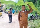 Rela-Pakai-Daun-Pisang,-Bhabinkamtibmas-dan-Pj-Kades-Tunbaun-Pantau-dan-Amankan-Lokasi-Longsor