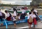 Kapolda-NTT-Salurkan-Bantuan-Perahu-Sampan-untuk-Siswa-Sekolah-di-Desa-Tenalai,-Rote-Ndao