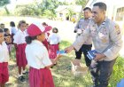 Peduli-Dunia-Pendidikan,-Polsek-Amfoang-Timur-Gelar-Apel-dan-Beri-Bantuan-Buku-untuk-Siswa