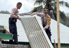 Polsek-Kuwus-dan-Warga-Bongkar-Rumah-Rawan-Runtuh,-Hadir-Pulihkan-Rasa-Aman-Pascagempa