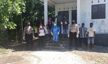 Cegah-penyebaran--covid-19,-Tiga-Bhabinkamtibmas--Polsek-Kubar--lakukan--penyemprotan-disinfaktan