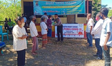 Bhakti-sosial-Polri--Kapolsek-Kupang-Timur--berikan-paket-sembako-ke-7-Desa