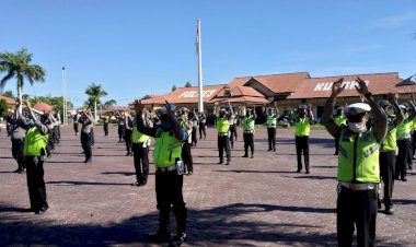 Cegah-covid--19,-anggota-Polres-Kupang-berjemur-sinar-matahari-pagi