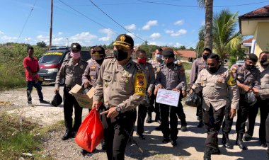Kapolres,berjalan-kaki-berikan-bantuan-sembako-ke-10-Kk-terdampak-covid--19