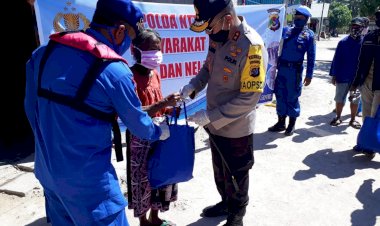 Kapolda-NTT-berikan-paket-sembako-pada-nelayan-kampung-Bajo-Kecamatan-Sulamu