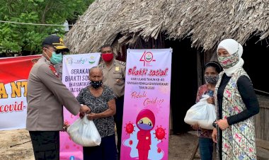 Kapolda-NTT-berikan-paket-sembako-pada-warga-Dusun-Kuanoah-Desa-Noelbaki-Kupang-Tengah