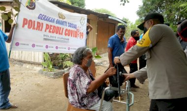 Ingin-kurangi-beban-warga-di-tengah-covid--19,-Kapolres-Kupang-Salurkan-bantuan-sembako-kepada-warga-Tanah-Merah