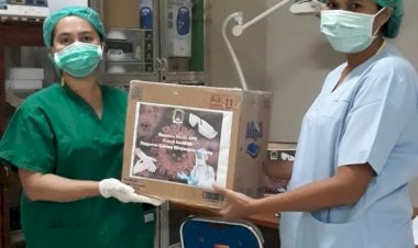 Dukung-Petugas-Medis,-Bhayangkari--Polres--Kupang-Berikan-Bantuan-APD-Untuk-RSUD-WZ-Johannes
