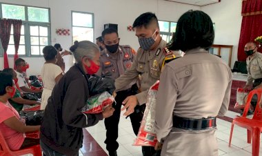Lanjutkan-Bansos,-Kapolres-Kupang-Bersama-Rombongan-Datangi-Empat-Gereja
