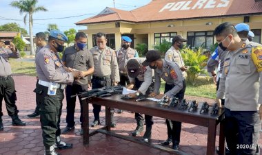 Kapolres-Kupang,-Pimpin-Pemeriksaan-Senpi-Milik-Dinas