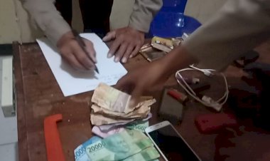Sejumlah-Warga-Dibekuk-Polisi,-Saat-Bermain-Judi-Remi-Beserta-Barang-Bukti--dan-Sebilah-Pisau