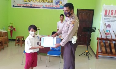 Kanit-Dikmas-Polres-Kupang-Berikan-Penghargaan-Kepada-Polisi-Cilik
