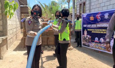 Satlantas-Polres-Kupang-bantu-45.000-liter-air-bersih-untuk-warga