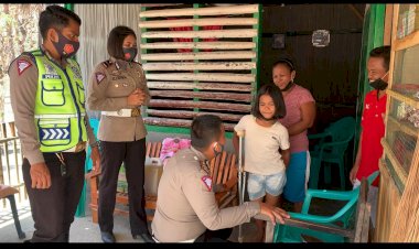 Kasat-Lantas-Polres-Kupang-Berikan-Bantuan-Tongkat--Kepada-Anak--Seorang-Siswa