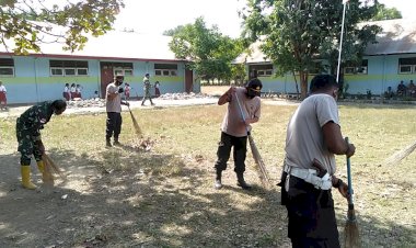 Perduli-Kebersihan-Kapolsek-Amf-Tim-Bersama-TNI-Perbatasan-Laksanakan-Kerja-Bakti