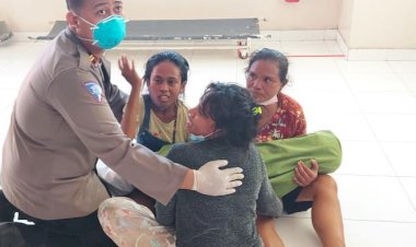 Tersentuh...Tangis-Ibu-Korban-Iptu-Ilham-Ade-Putra,-Rangkul-Berikan-Kekuatan