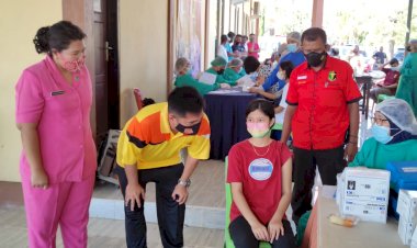 Ketua-Bhayangkari-Cabang-Kupang-Kunjungi-Gerai-Vaksin-Usia-12-Tahun