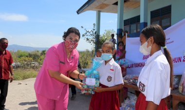 Perduli-Pendidikan-Ketua-Bhayangkari-Kupang-Berikan-Bantuan-Peralatan-Sekolah