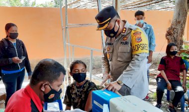 Capai-Herd-Immunity,-Polres-Kupang-Datangi-Sekolah-Gelar-Vaksin