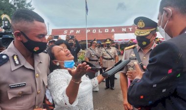 Tangis-Seorang-Ibu-Lantaran-Putranya-Resmi-dilantik-Menjadi-Anggota-Polri-oleh-Kapolda-NTT