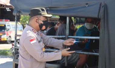 Kapolres-Kupang-Sidak-Sopir-dan-Penumpang-Demi-Percepatan-Vaksinasi-Covid-19