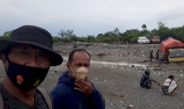 Perjuangan-Kapolsek-I-Nyoman-Sarjana,-Terhalang-Banjir-Saat-Distribusi-Vaksin