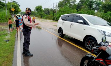 Unit-Dalmas-Sat-Sabhara-Polres-Kupang -Tetap-Melaksanakan-Patroli-di-Tengah-Guyuran-Hujan