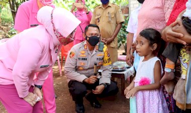 Kapolres-Kupang-Dampingi-Ketua-Bhayangkari-Daerah-NTT-Berikan-Bansos