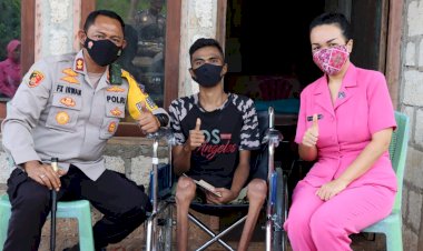 Ketua-Bhayangkari-Ny-Dian-FX-Irwan-Memberikan-Bantuan-Kepada-Penyandang-Disabilitas