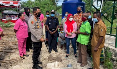 Kapolres-Kupang-Dampingi-Ketua-Bhayangkari-NTT-Mengecek-Sumur-Bor-Bantuan-Bhayangkari-Pusat