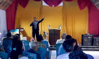 Aiptu-Emmu-Sabloit-S.H,--Melaksanakan-Pengamanan-Ibadah-di-Gereja-Juga-Menyampaikan-Khotbah-Perayaan-Paskah