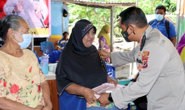 Kapolres-Kupang-Bagi-Ratusan-Paket-Sembako-Kepada-Masyarakat-Yang-Menerima-Vaksin-Booster