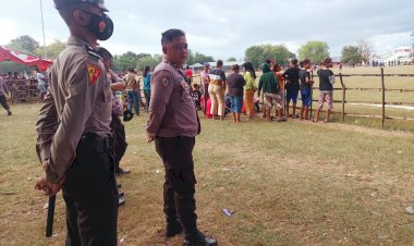 Polres-Kupang-Amankan-Pertandingan-Sepak-Bola-Bupati-Cup-Ke-I