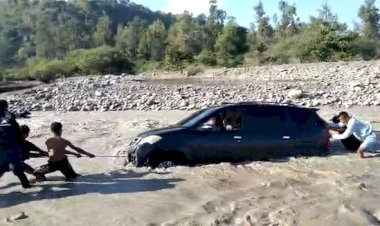 Polsek-Amfoang-Timur-Bersama-Warga-Evakuasi-Mobil -Terjebak-Banjir