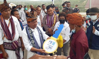 Wakapolres-Kupang-Hadiri-Acara-Serah-Terima-dan-Pengundian-Rumah--Hunian--Tetap-Bagi-Warga-Korban-Badai-Siklon-Seroja