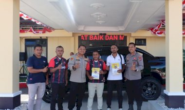 Kapolres-Kupang-Penuhi-Janji-Serahkan-Bonus-Kepada-Tim-Juara-Bupati-Cup-I-2022