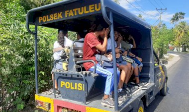 Polsek-Fatuleu-Berjibaku-Memulangkan-Anak-anak--Sekolah-Yang-Terjebak-Aksi-Mogok-Angkot