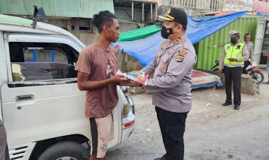 Paska-Kenaikan-harga-BBM,-Kapolres-Kupang-dan-Jajaran-Gencar-Bagikan-Sembako-Kepada-Warga