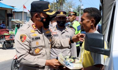Kapolres-dan-Wakapolres-Kupang-Bahu-Membahu-Bagikan-Sembako-Kepada-Pengemudi-Angkutan-Umum
