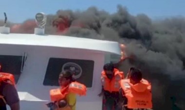 Kapal-Fery-Cepat-Express-Cantika-77-terbakar-di-Perairan-Naikliu,-Gabungan-SAR-TNI-dan-Polri-Lakukan-Evakuasi
