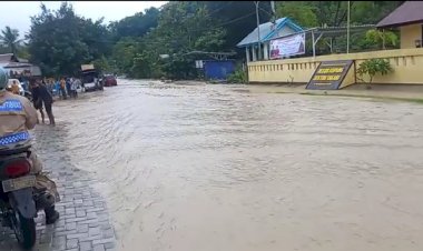 Personil-Polsek-Takari-Berjibaku-Bantu-Evakuasi-Warga-Terdampak-Banjir-Sungai-Bokong