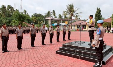 Kapolres-Kupang-Rela-Kehujanan-Pimpin-Upacara-Kenaikan-Pangkat-Perwira-dan-Bintara-Polres-Kupang
