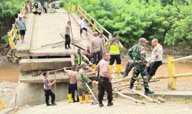 Personil-Gabungan-TNI-Polri-bangun-Jembatan-Darurat-bagi-Pejalan-Kaki-di-Jembatan-Nunpisa