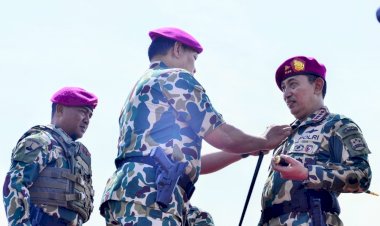 Kapolri-Disematkan-Jadi-Warga-Kehormatan-Marinir,-Sinergitas-TNI-Polri-Makin-Kokoh
