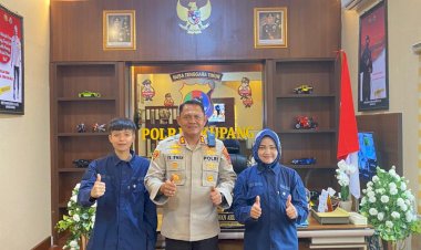 Idolakan-Kapolres-Kupang,-Dua-Gadis-Disabilitas-ini-Rela-Jauh-Jauh-Datang-dari-Sumatera-Utara