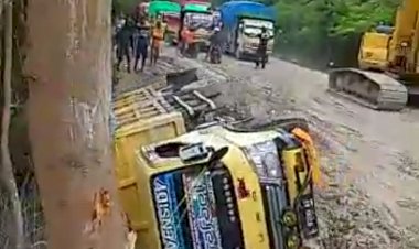 Sopir-Ugal-ugalan,-Satu-Dump-Truk-Terperosok-Dalam-Lumpur-hingga-Terbalik--di-Lokasi-Longsoran-Takari