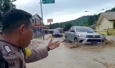 Sungai-Bokong-Takari-Kembali-Meluap-Genangi-Jalan-Timor-Raya-Hingga-Rumah-Warga