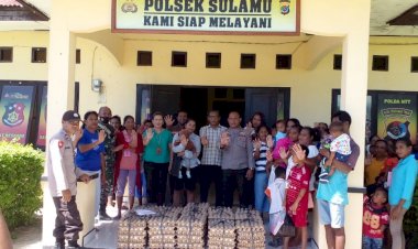 Polsek-Sulamu-Bagi-Bagi-Telur-Kepada-Anak-Stunting-di-Kecamatan-Sulamu